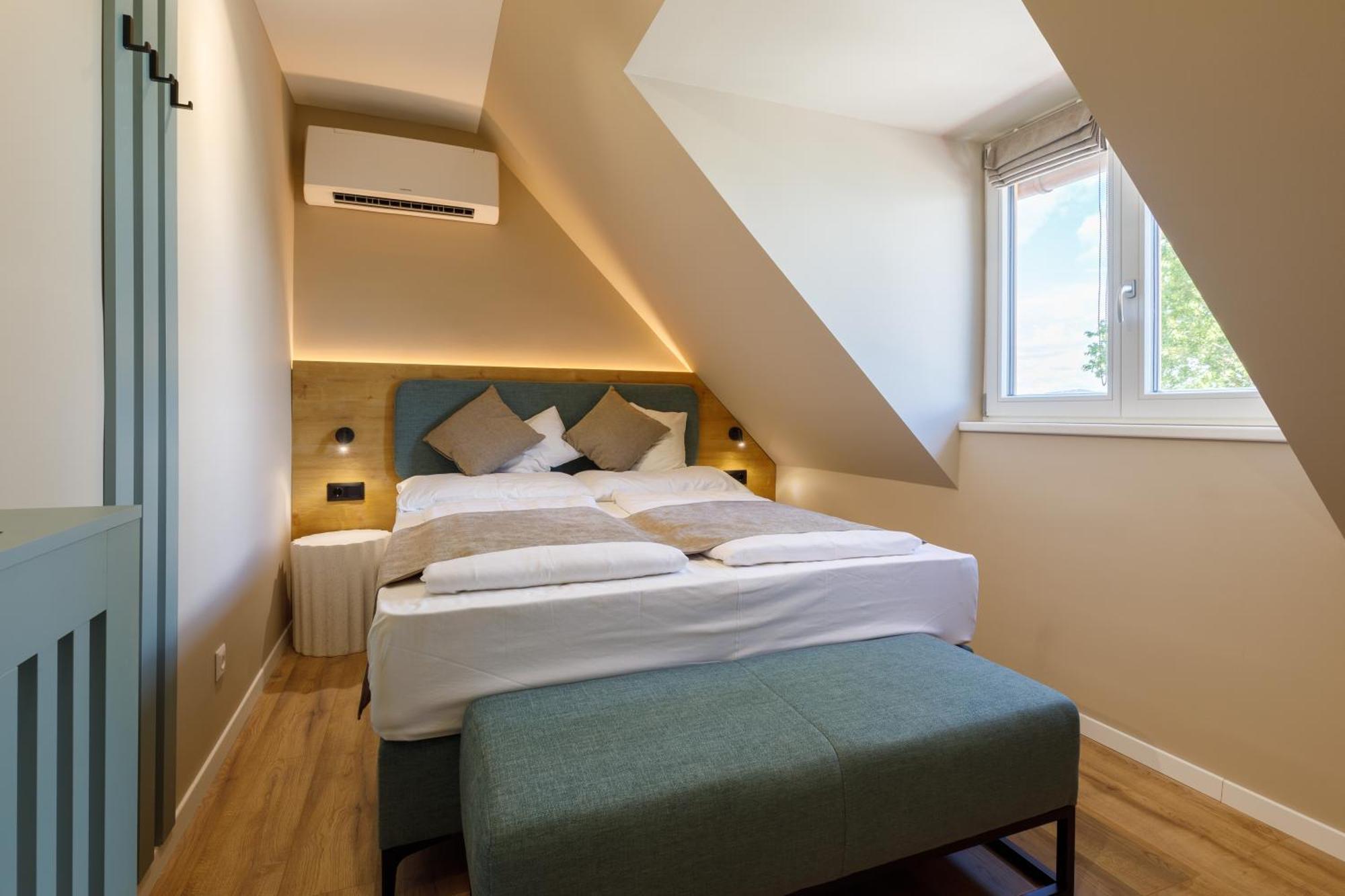 Lepke Apartmanhaz Es Etterem Tihany Exterior photo
