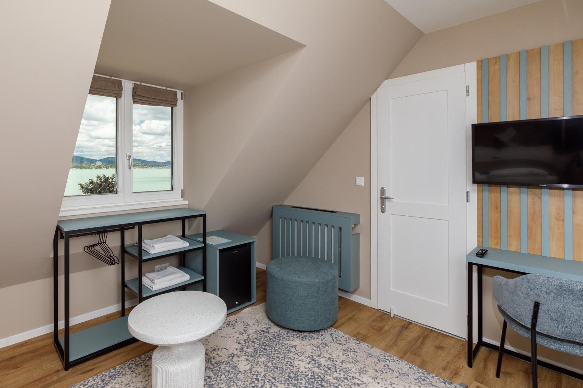 Lepke Apartmanhaz Es Etterem Tihany Exterior photo